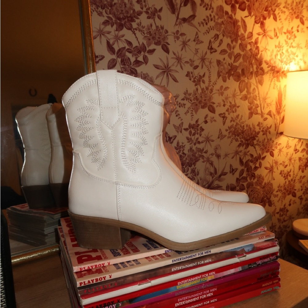 Global Win Women's White Ankle Cowboy Boots